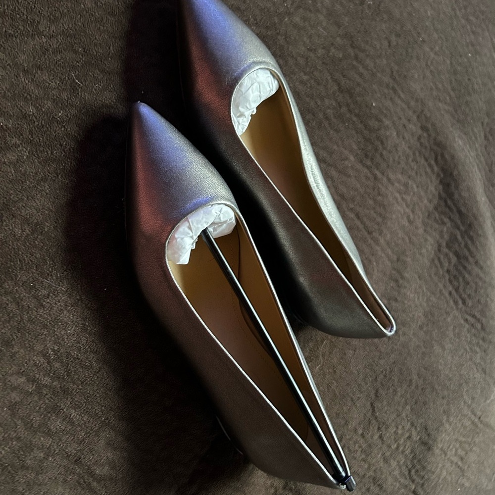 Elegant Metallic Silver/Gold-ish UGG Collection Women's Flats, size 7